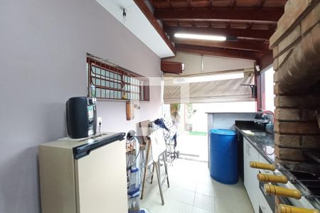 Casa à venda com 330m², 4 quartos e 4 vagas Casa à venda com 330m², 4 quartos e 4 vagasÁrea comum - Churrasqueira