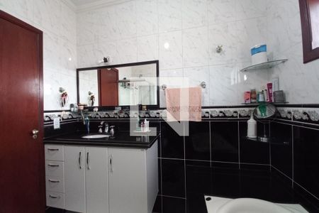 Casa à venda com 330m², 4 quartos e 4 vagas Casa à venda com 330m², 4 quartos e 4 vagasBanheiro da Suíte