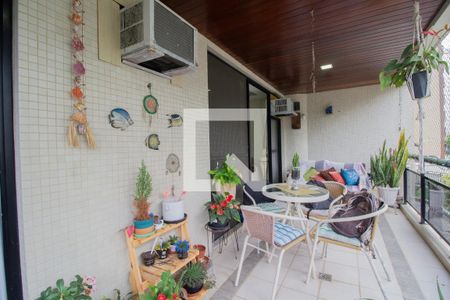 Apartamento à venda com 141m², 4 quartos e 2 vagasVaranda