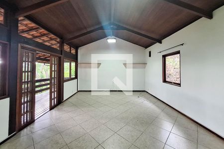 Sala de casa de condomínio à venda com 4 quartos, 325m² em Maravista, Niterói