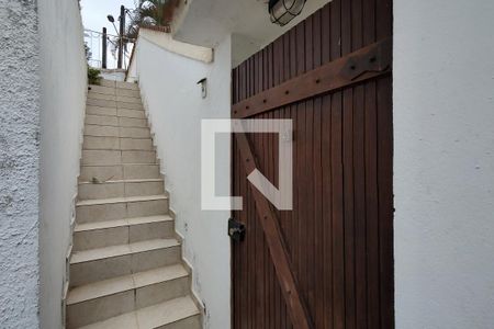 Casa de condomínio à venda com 169m², 4 quartos e 2 vagasEscada 