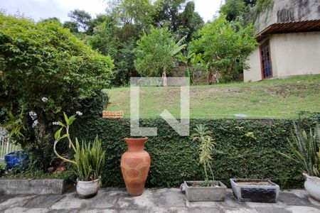 Casa de condomínio à venda com 169m², 4 quartos e 2 vagasQuintal