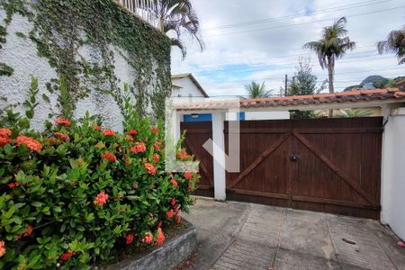 Casa de condomínio à venda com 169m², 4 quartos e 2 vagasQuintal