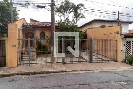 Casa à venda com 240m², 4 quartos e 4 vagas Casa à venda com 240m², 4 quartos e 4 vagasFachada