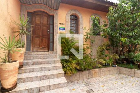 Casa à venda com 240m², 4 quartos e 4 vagas Casa à venda com 240m², 4 quartos e 4 vagasFachada