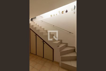 Casa à venda com 240m², 4 quartos e 4 vagas Casa à venda com 240m², 4 quartos e 4 vagasEscada