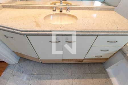 Apartamento para alugar com 193m², 3 quartos e 2 vagasDetalhe do Banheiro da Suite