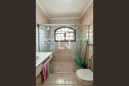 Casa à venda com 340m², 3 quartos e 4 vagasBanheiro da Suíte 2