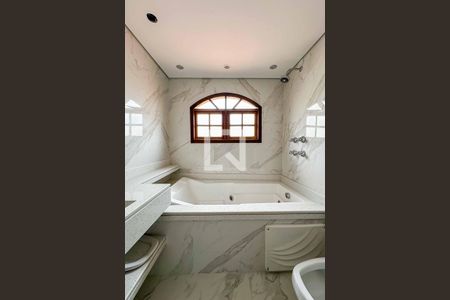 Casa à venda com 340m², 3 quartos e 4 vagasBanheiro da Suíte 1