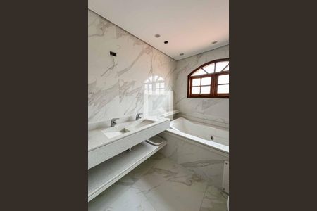 Casa à venda com 340m², 3 quartos e 4 vagasBanheiro da Suíte 1