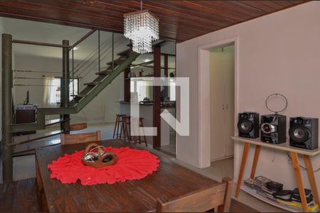 sala  de casa de condomínio à venda com 3 quartos, 180m² em Vargem Pequena, Rio de Janeiro