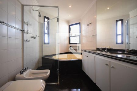 Apartamento à venda com 246m², 4 quartos e 4 vagasBanheiro Suíte 2