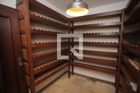 Casa à venda com 1800m², 5 quartos e 6 vagasADEGA