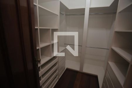 Casa à venda com 1800m², 5 quartos e 6 vagasCloset