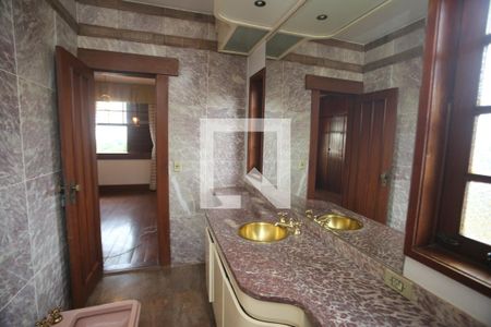 Casa à venda com 1800m², 5 quartos e 6 vagasBanheiro da Suíte 2