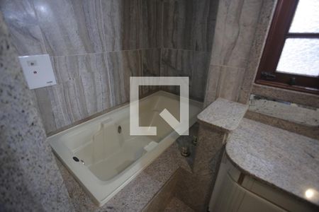 Casa à venda com 1800m², 5 quartos e 6 vagasBanheiro Suite 4