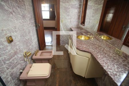 Casa à venda com 1800m², 5 quartos e 6 vagasBanheiro da Suíte 2