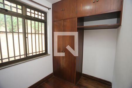 Casa à venda com 1800m², 5 quartos e 6 vagasQuarto Servico