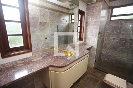 Casa à venda com 1800m², 5 quartos e 6 vagasBanheiro da Suíte 2