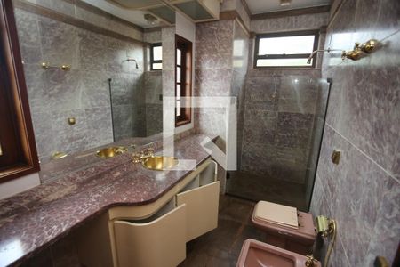 Casa à venda com 1800m², 5 quartos e 6 vagasBanheiro da Suíte 2