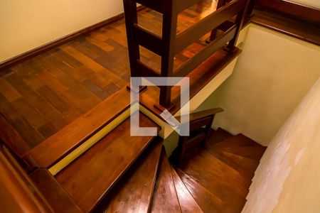 Casa à venda com 207m², 4 quartos e 5 vagasCorredor - Escada