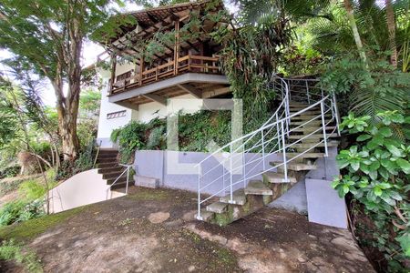 Casa de condomínio à venda com 210m², 3 quartos e 2 vagas Casa de condomínio à venda com 210m², 3 quartos e 2 vagasFachada