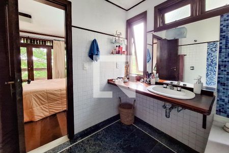 Casa de condomínio à venda com 210m², 3 quartos e 2 vagas Casa de condomínio à venda com 210m², 3 quartos e 2 vagasBanheiro da Suíte