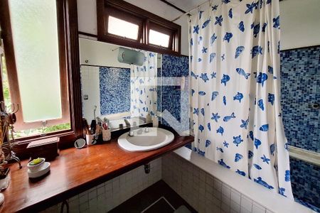 Casa de condomínio à venda com 210m², 3 quartos e 2 vagas Casa de condomínio à venda com 210m², 3 quartos e 2 vagasBanheiro da Suíte