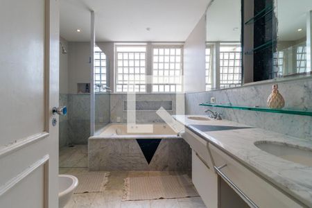 Casa para alugar com 450m², 4 quartos e 3 vagasBanheiro da Suíte