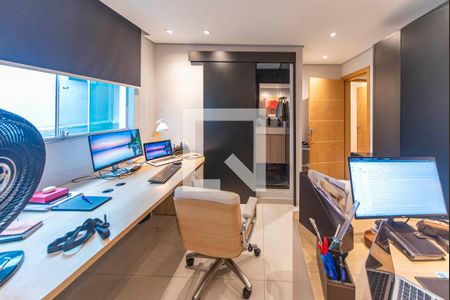 Casa à venda com 320m², 5 quartos e 2 vagas Casa à venda com 320m², 5 quartos e 2 vagasQuarto 4