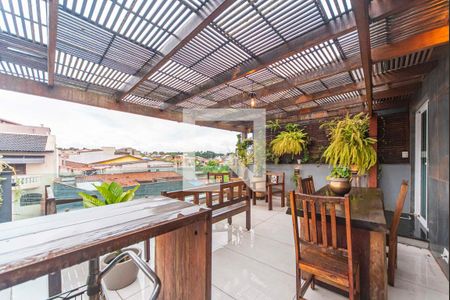 Casa à venda com 320m², 5 quartos e 2 vagas Casa à venda com 320m², 5 quartos e 2 vagasVaranda da Cobertura