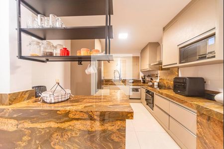 Casa à venda com 320m², 5 quartos e 2 vagas Casa à venda com 320m², 5 quartos e 2 vagasCozinha