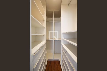 Closet da Suíte  de apartamento para alugar com 2 quartos, 107m² em Itaim Bibi, São Paulo