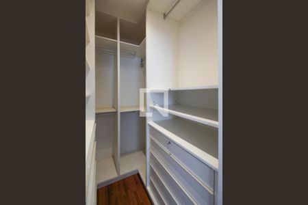 Closet da Suíte  de apartamento para alugar com 2 quartos, 107m² em Itaim Bibi, São Paulo