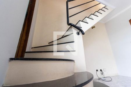 Escada de casa para alugar com 3 quartos, 135m² em Vila Ré, São Paulo