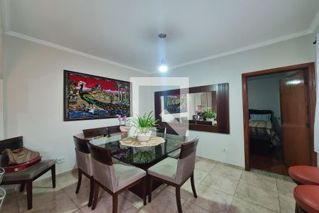 Casa à venda com 307m², 5 quartos e 4 vagas Casa à venda com 307m², 5 quartos e 4 vagasCozinha e sala de jantar