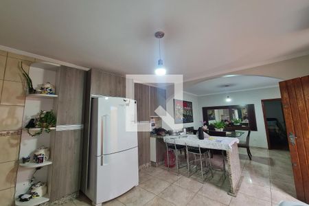 Casa à venda com 307m², 5 quartos e 4 vagas Casa à venda com 307m², 5 quartos e 4 vagasCozinha e sala de jantar