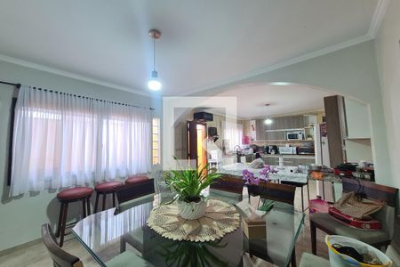 Casa à venda com 307m², 5 quartos e 4 vagas Casa à venda com 307m², 5 quartos e 4 vagasCozinha e sala de jantar