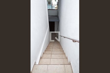 Casa para alugar com 168m², 4 quartos e 2 vagas Casa para alugar com 168m², 4 quartos e 2 vagasEscada garagem