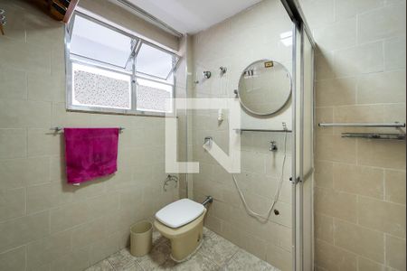 Banheiro de kitnet/studio para alugar com 1 quarto, 40m² em Gonzaga, Santos