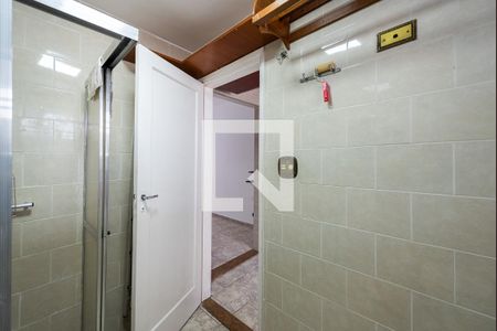 Banheiro de kitnet/studio para alugar com 1 quarto, 40m² em Gonzaga, Santos