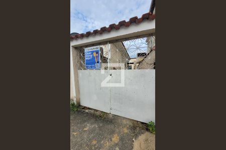 Placa Instalada de casa para alugar com 3 quartos, 100m² em Marechal Hermes, Rio de Janeiro