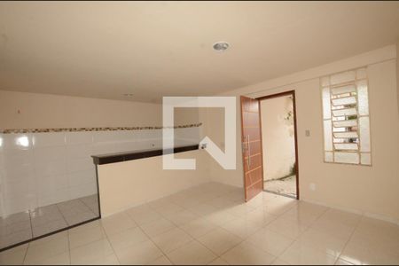 Sala de casa para alugar com 3 quartos, 100m² em Marechal Hermes, Rio de Janeiro