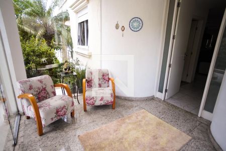 Casa à venda com 570m², 8 quartos e 4 vagas Casa à venda com 570m², 8 quartos e 4 vagasVaranda da Frente