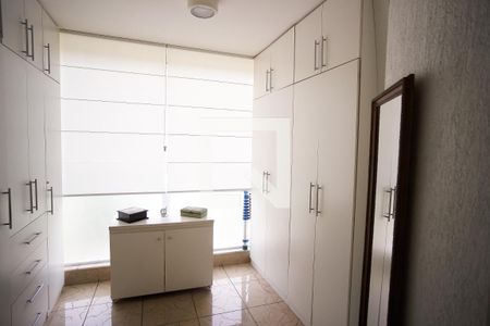 Casa à venda com 570m², 8 quartos e 4 vagas Casa à venda com 570m², 8 quartos e 4 vagasCloset