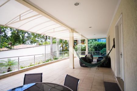 Casa à venda com 570m², 8 quartos e 4 vagas Casa à venda com 570m², 8 quartos e 4 vagasVaranda 2