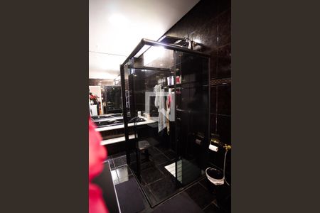 Casa à venda com 570m², 8 quartos e 4 vagas Casa à venda com 570m², 8 quartos e 4 vagasBanheiro do quarto 1