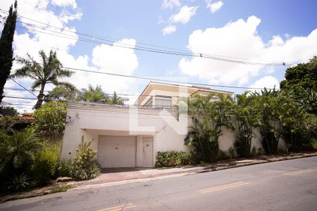 Casa à venda com 570m², 8 quartos e 4 vagas Casa à venda com 570m², 8 quartos e 4 vagasFachada