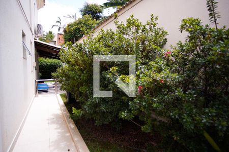 Casa à venda com 570m², 8 quartos e 4 vagas Casa à venda com 570m², 8 quartos e 4 vagasCorredor Lateral