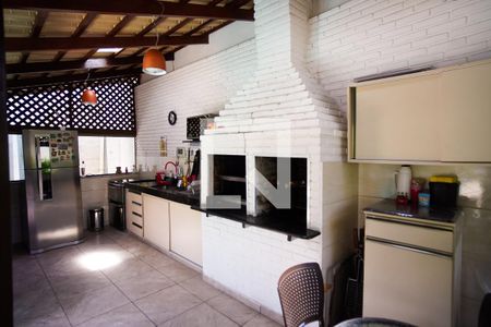 Casa à venda com 570m², 8 quartos e 4 vagas Casa à venda com 570m², 8 quartos e 4 vagasÁrea externa